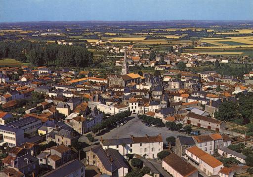 Vues générales de Chantonnay : vue aérienne de la ville (vue 1), clocher (vues 2-3).